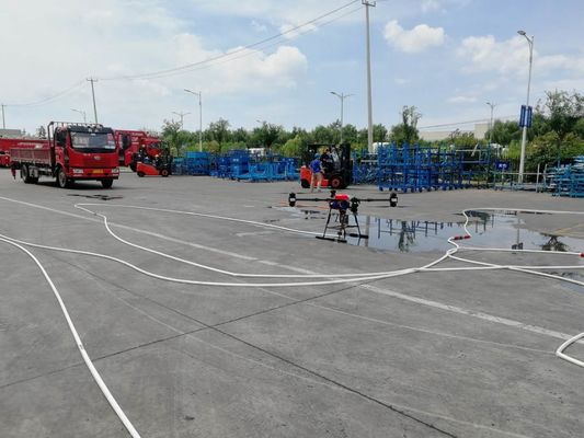 Cuatro AXIS ocho abejones del equipo de la lucha contra el fuego del rotor en el servicio de incendios